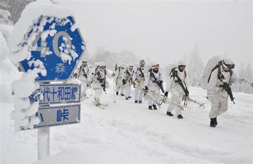 日本陸上自衛隊舉行嚴冬傳統滑雪演習(圖)