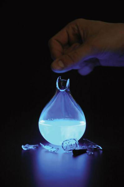 荷蘭藝術(shù)家發(fā)明人血燃料燈,一滴血照亮整間房。圖片來源:新加坡《聯(lián)合早報》網(wǎng)站 荷蘭藝術(shù)家發(fā)明人血燃料燈,一滴血照亮整間房。圖片來源:新加坡《聯(lián)合早報》網(wǎng)站