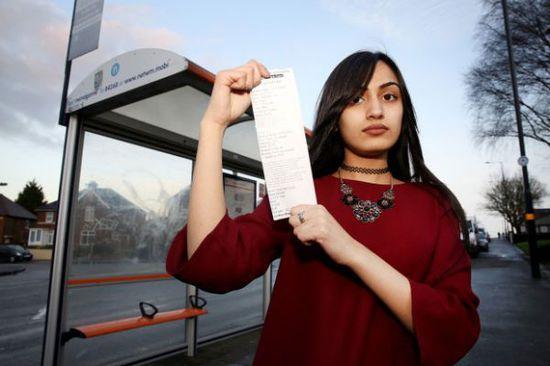 事發當時薩迪克并未帶任何身份證件,無法證實自己真的只有15歲,百口莫辯的她,最后只好在全車乘客的注目下被趕下車和罰款,被迫走路回家。