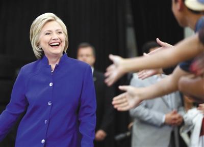 當(dāng)?shù)貢r(shí)間6日，美國(guó)加利福尼亞州長(zhǎng)灘市，心情大好的希拉里與支持者互動(dòng)。 圖/CFP