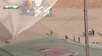 艾金斯成功落到一個1/3足球場大小的安全網上。