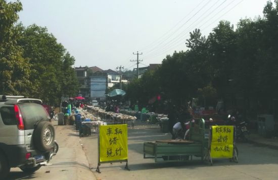 簡陽董家埂鄉(xiāng)，主干道被占道擺酒席