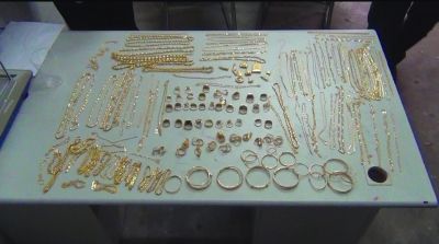 警方追回的被搶金首飾，有172件，2200多克。其余的都被嫌疑人變賣，用來購買手機的汽車。