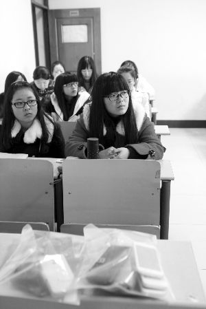 在限時斷網前,江大已有發起拒絕手機低頭族活動,圖為設立了手機暫存袋的課堂 吳奕 攝 在限時斷網前,江大已有發起拒絕手機低頭族活動,圖為設立了手機暫存袋的課堂 吳奕 攝