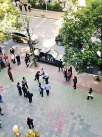 市民提供給賀偉的事發(fā)時(shí)雙方?jīng)_突照片。 市民提供給賀偉的事發(fā)時(shí)雙方?jīng)_突照片。