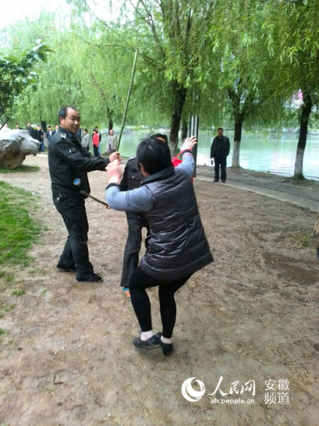 城管隊員毆打高先生的母親 城管隊員毆打高先生的母親