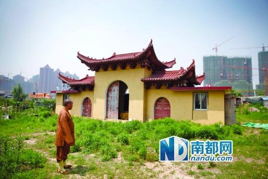 十里古寺2008年被拆,現在只剩下一個廟門。南都記者 陳志剛 攝 十里古寺2008年被拆,現在只剩下一個廟門。南都記者 陳志剛 攝