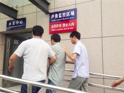 劉克勝被帶進辦案中心審訊室 劉克勝被帶進辦案中心審訊室