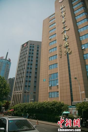 事發的醫院門口。 李晨韻 攝