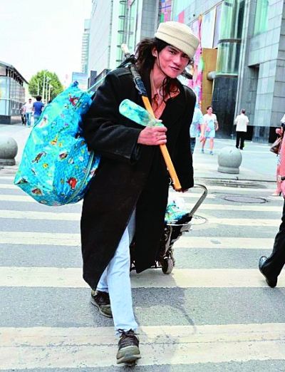 在武廣附近拍攝到的拾荒男。 在武廣附近拍攝到的拾荒男。