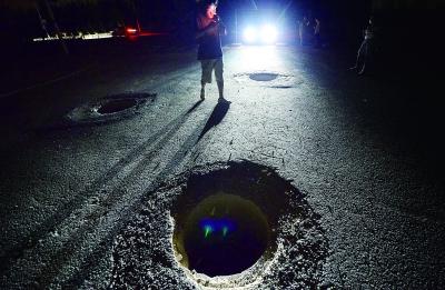 500米長馬路不見40余個井蓋 市民散步不慎墜井 500米長馬路不見40余個井蓋 市民散步不慎墜井