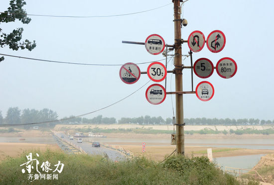 實拍濟南黃河浮橋邊“霸氣”十足交通指示牌 實拍濟南黃河浮橋邊“霸氣”十足交通指示牌