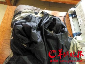 年邁體弱,一些老人家中衣物多年未洗,又舊又破 年邁體弱,一些老人家中衣物多年未洗,又舊又破