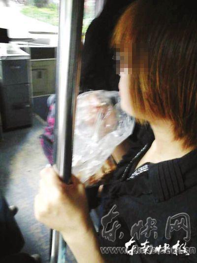 擁擠的公交車內,這位姑娘正在嚼螃蟹網友供圖 擁擠的公交車內,這位姑娘正在嚼螃蟹網友供圖