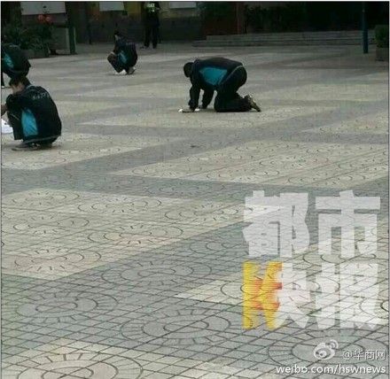 西安一初中老師罰學生蹲在操場寫作業(圖)