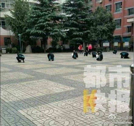西安一初中老師罰學生蹲在操場寫作業(圖)