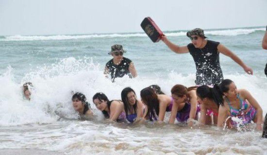 媒體揭女保鏢行業:長相越漂亮待遇越高(圖) 媒體揭女保鏢行業:長相越漂亮待遇越高(圖)