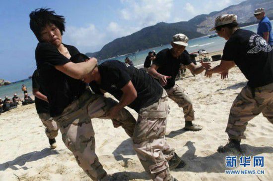 媒體揭女保鏢行業:長相越漂亮待遇越高(圖) 媒體揭女保鏢行業:長相越漂亮待遇越高(圖)