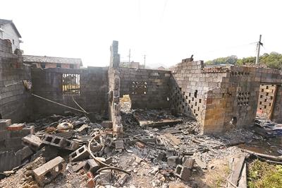 湖南省婁底市婁星區(qū)石井鎮(zhèn)山泉村橋溪港煤礦設(shè)備被搶劫一空,形成了廢墟 湖南省婁底市婁星區(qū)石井鎮(zhèn)山泉村橋溪港煤礦設(shè)備被搶劫一空,形成了廢墟