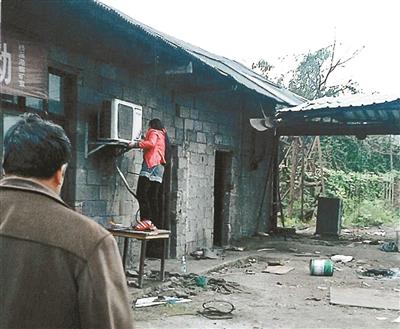 一個人在拆走空調(diào)等設(shè)備 一個人在拆走空調(diào)等設(shè)備