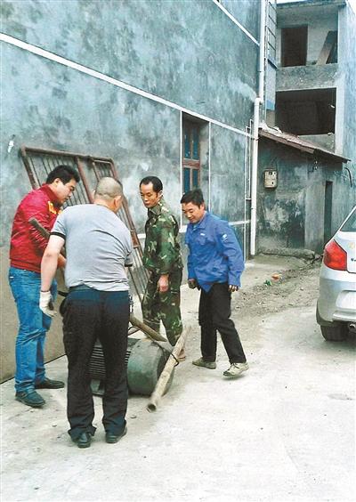4個人在抬走電機(jī)等設(shè)備 4個人在抬走電機(jī)等設(shè)備