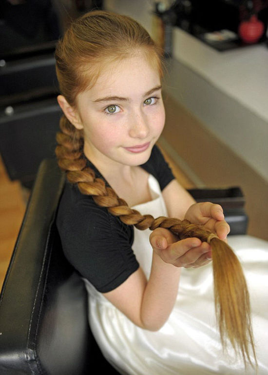 英國少女長發及膝 洗頭需1小時(組圖) 英國少女長發及膝 洗頭需1小時(組圖)