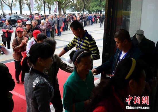 江西數(shù)百老人為領(lǐng)10元代金劵寒風(fēng)中排隊(duì)數(shù)小時