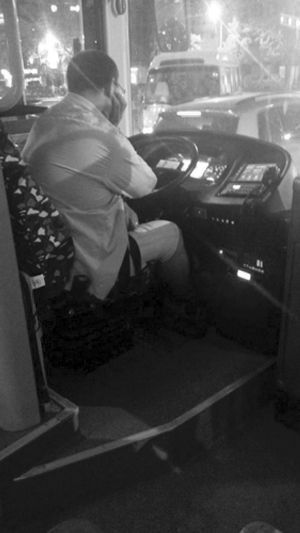 網曝蘇州400路公交司機開車看電影 官方調查 網曝蘇州400路公交司機開車看電影 官方調查