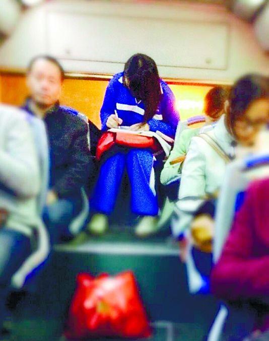 “校服美女”公交車上做作業 網友感嘆學霸現身 “校服美女”公交車上做作業 網友感嘆學霸現身