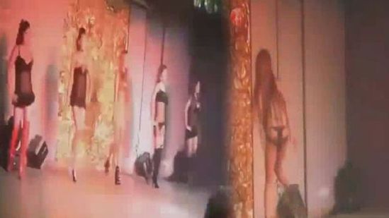 江西一演藝吧現裸女跳艷舞 觀眾全為中老年男子 江西一演藝吧現裸女跳艷舞 觀眾全為中老年男子