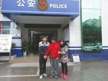 王江中和弟弟、大姑離開東南派出所前的合影。張文敏攝