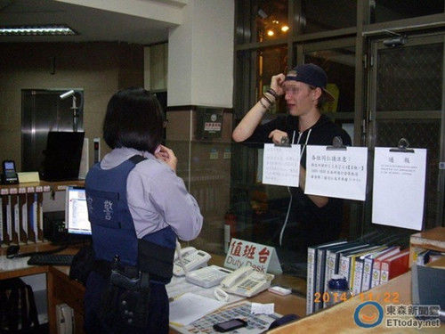 德男子赴臺旅游被司機丟車外去警局嚇哭大呼丟臉 德男子赴臺旅游被司機丟車外去警局嚇哭大呼丟臉