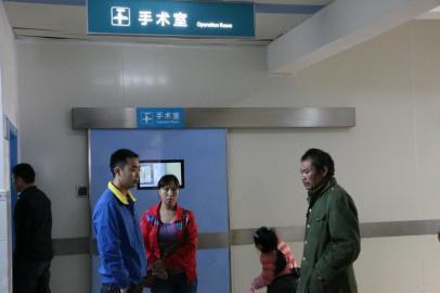 宇宇的父母和爺爺一直守候在手術室外。 宇宇的父母和爺爺一直守候在手術室外。