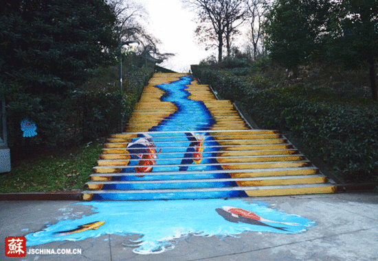 南京一高校內現3D路面彩繪 魚兒在階梯 南京一高校內現3D路面彩繪 魚兒在階梯