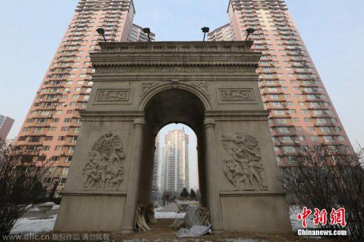 沈陽一小區現山寨版“凱旋門”[組圖]