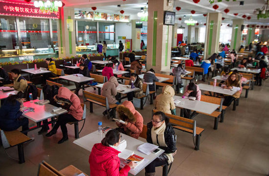 圖為在食堂內復習的學生。