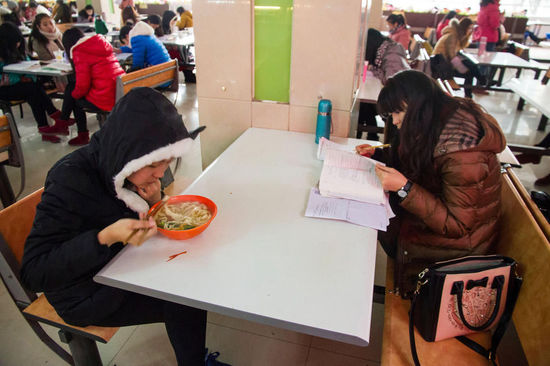 圖為在食堂內復習的學生。
