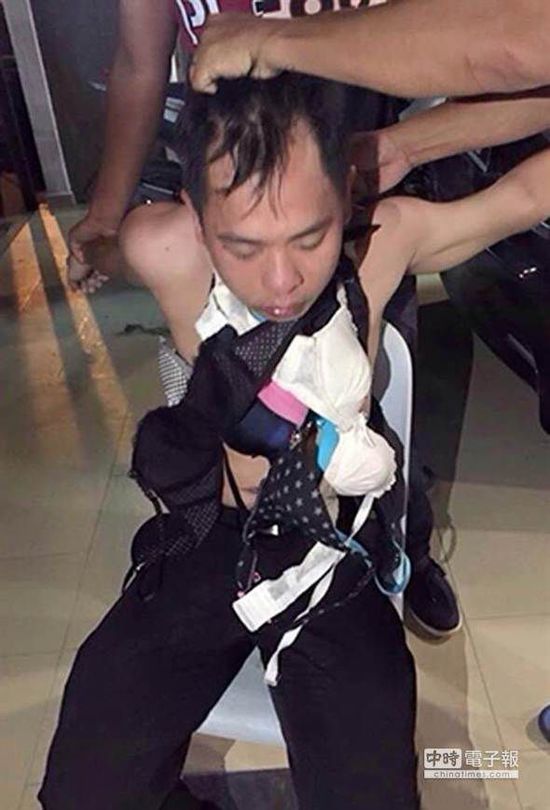 新加坡一名內(nèi)衣賊，被迫穿上女性內(nèi)衣游街示眾。