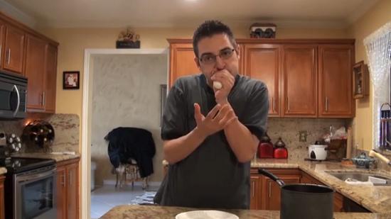 這名男子用手捏緊雞蛋,從窄口一吹,便能輕易把雞蛋吹出,而且不帶任何碎片。 這名男子用手捏緊雞蛋,從窄口一吹,便能輕易把雞蛋吹出,而且不帶任何碎片。