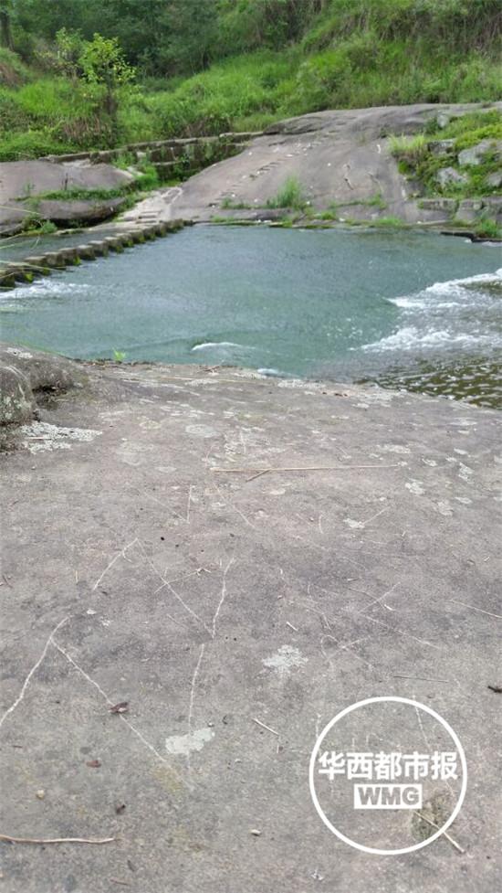 地上寫(xiě)著：ZZ，我喜歡你