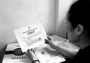 思念小寶的時候，李女士就一遍遍整理孩子留在家里的物品。