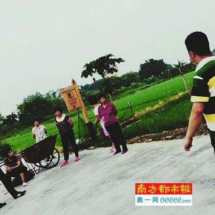 張敬軒微博發布拍戲遭村婦攔路索“買路錢” 張敬軒微博發布拍戲遭村婦攔路索“買路錢”