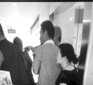 醫(yī)院人員將警務人員堵在玻璃門內(nèi) 視頻截圖 醫(yī)院人員將警務人員堵在玻璃門內(nèi) 視頻截圖