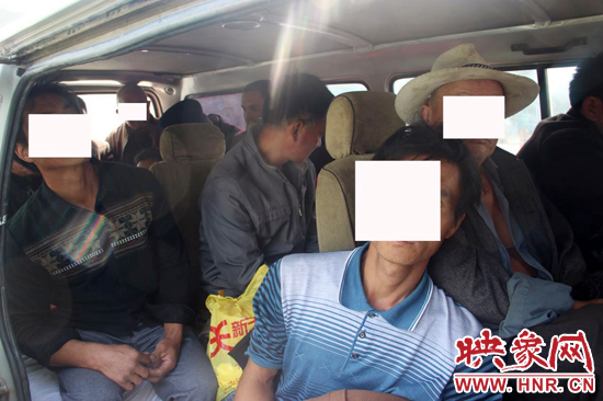 一輛8座的面包車竟然擠進(jìn)17個人。