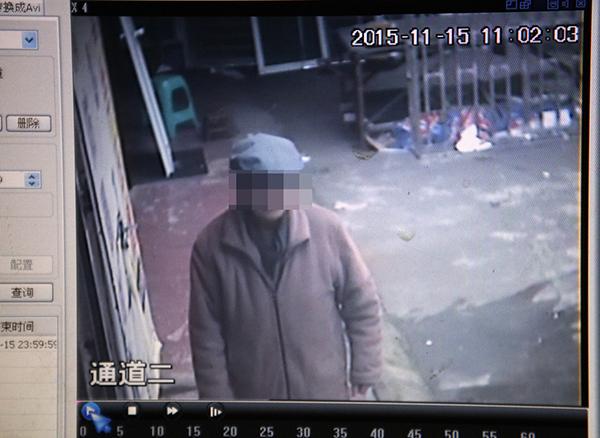 2015年11月17日，鄰居家的監(jiān)控在事發(fā)當天拍到老人生前遺像。澎湃新聞記者 雍凱 圖
