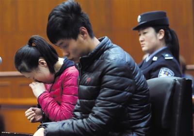 昨日,因殺死自己的親生兒子,被告人王某受審,其男友喬某則因涉嫌幫助毀滅證據罪受審。 昨日,因殺死自己的親生兒子,被告人王某受審,其男友喬某則因涉嫌幫助毀滅證據罪受審。