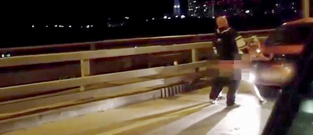 當(dāng)過(guò)往司機(jī)發(fā)現(xiàn)這對(duì)夫婦在立交橋上的奧迪汽車引擎蓋上“嘿咻”時(shí)，許多人靠邊停車觀看。（視頻截圖）