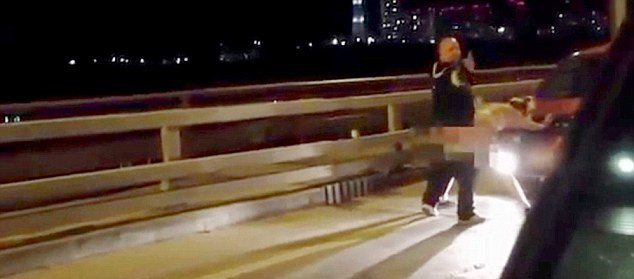 許多人拍攝到這對(duì)夫婦在引擎罩上“表達(dá)愛(ài)意”的方式，而男子甚至轉(zhuǎn)過(guò)頭來(lái)看鏡頭。（視頻截圖）