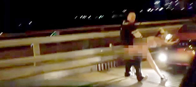 盡管許多人圍觀，但這對(duì)夫婦似乎對(duì)于露天表演毫不在意。（視頻截圖）