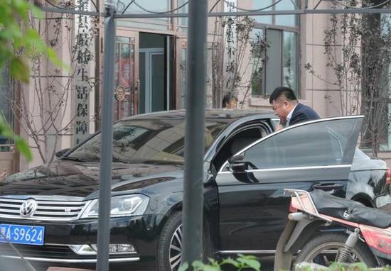 程海濤局長(zhǎng)駕駛的假牌車，停在縣低保局門前